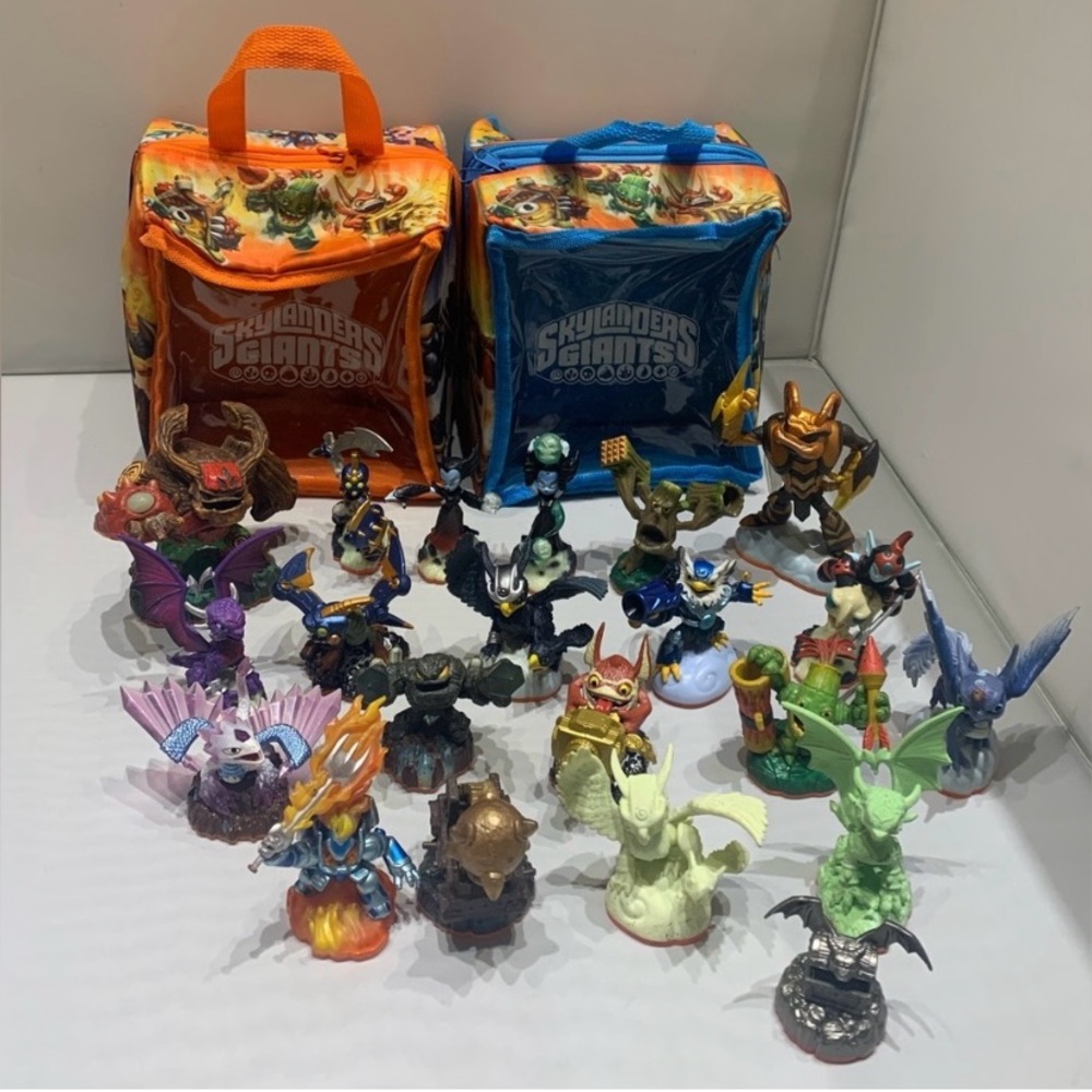 Skylanders Giants with Carrying Cases